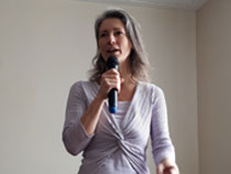 Portrait de sandrine Loyer en conférence publique sur la naturopathie